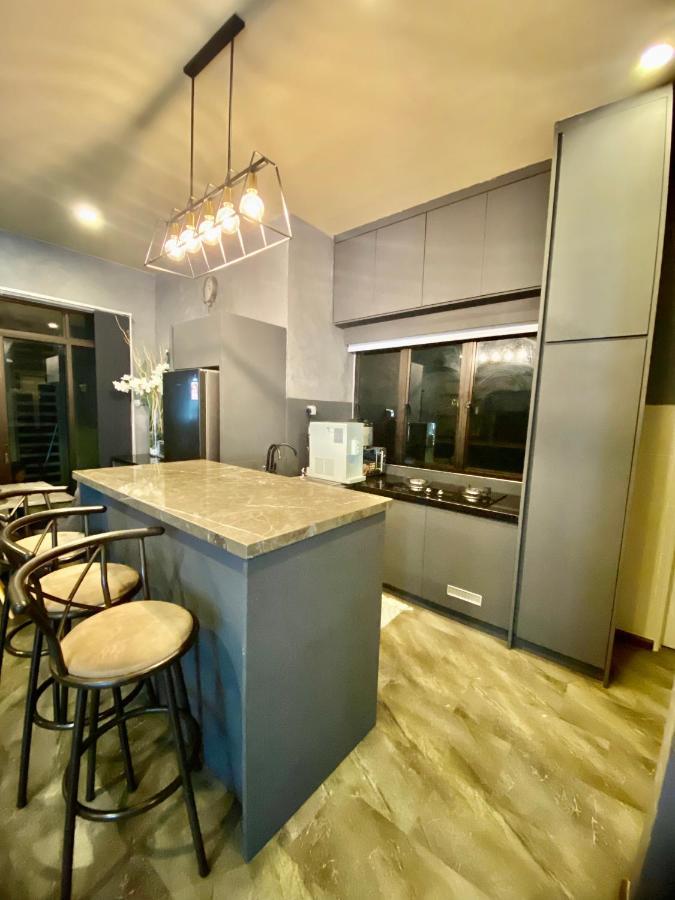 Faizal Madhi Homestay Kuching Exterior foto